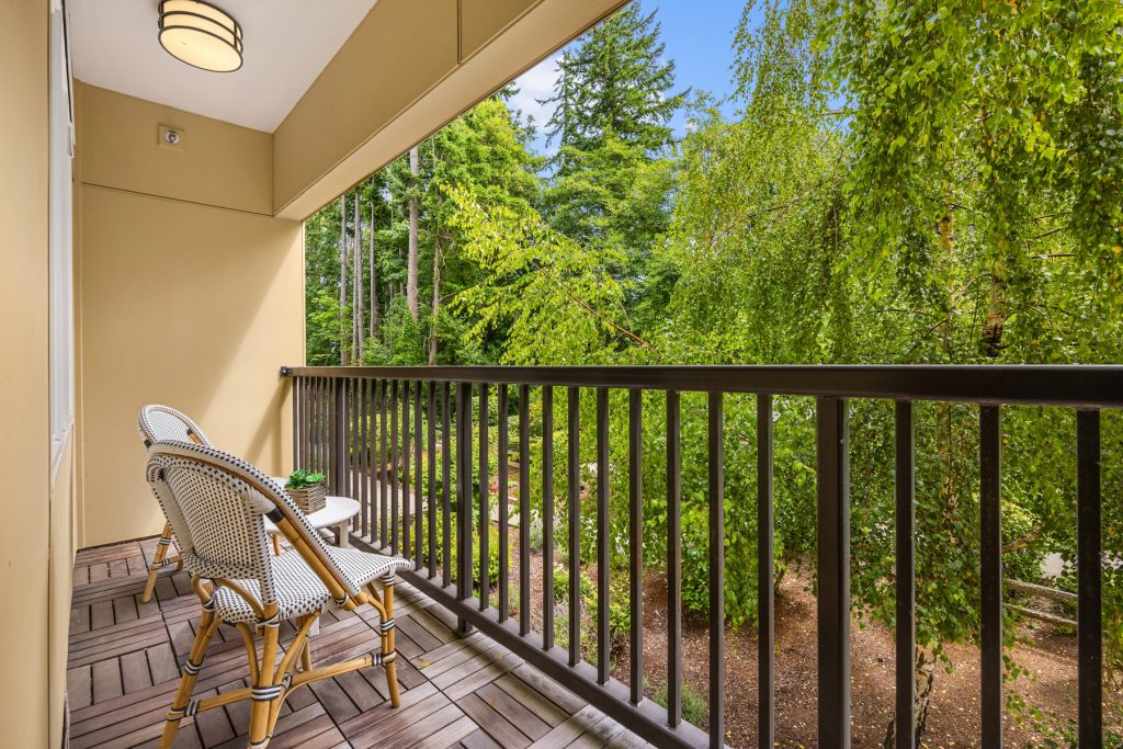 Bainbridge-Senior-Living-deck